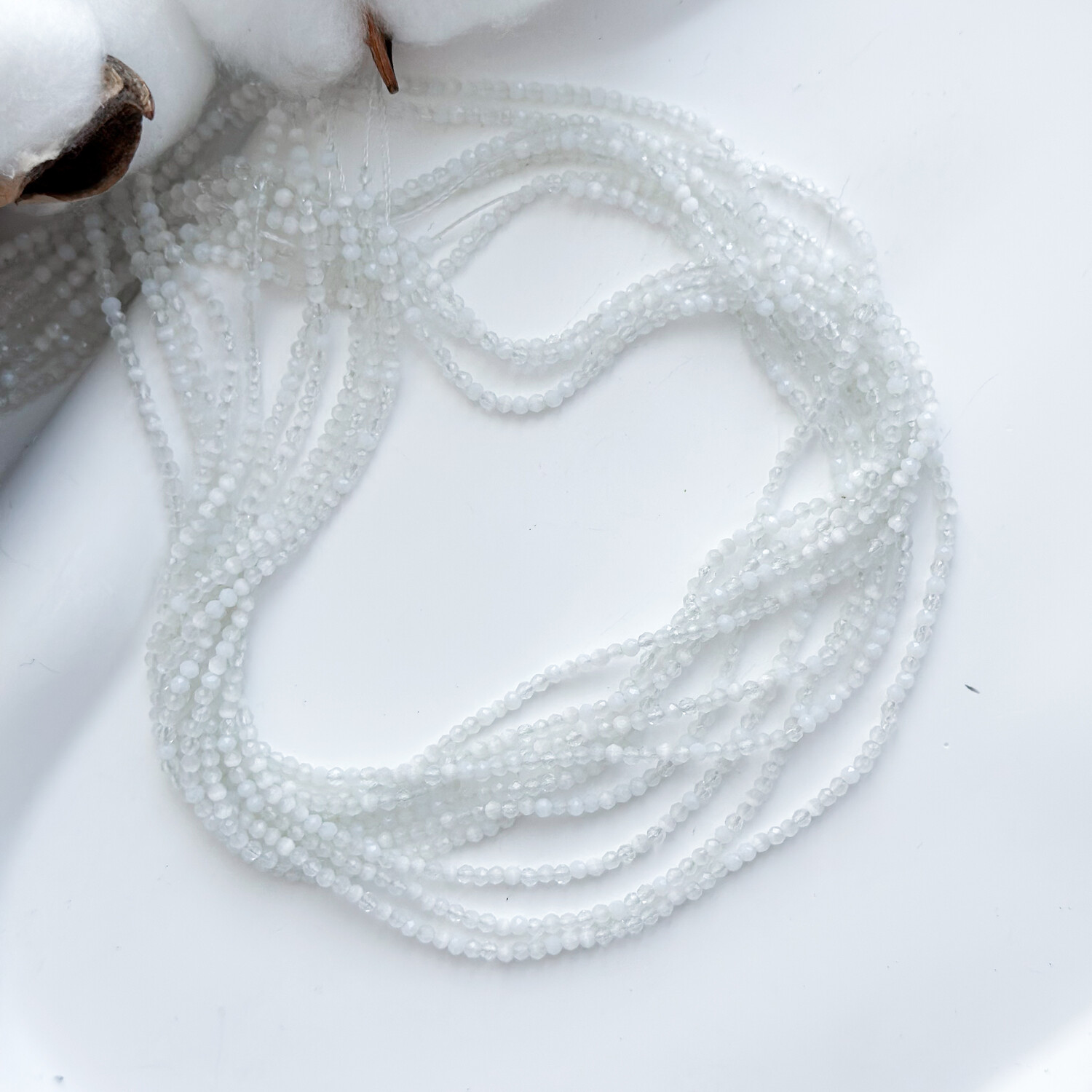 Бусины стекло 2 мм белый микс