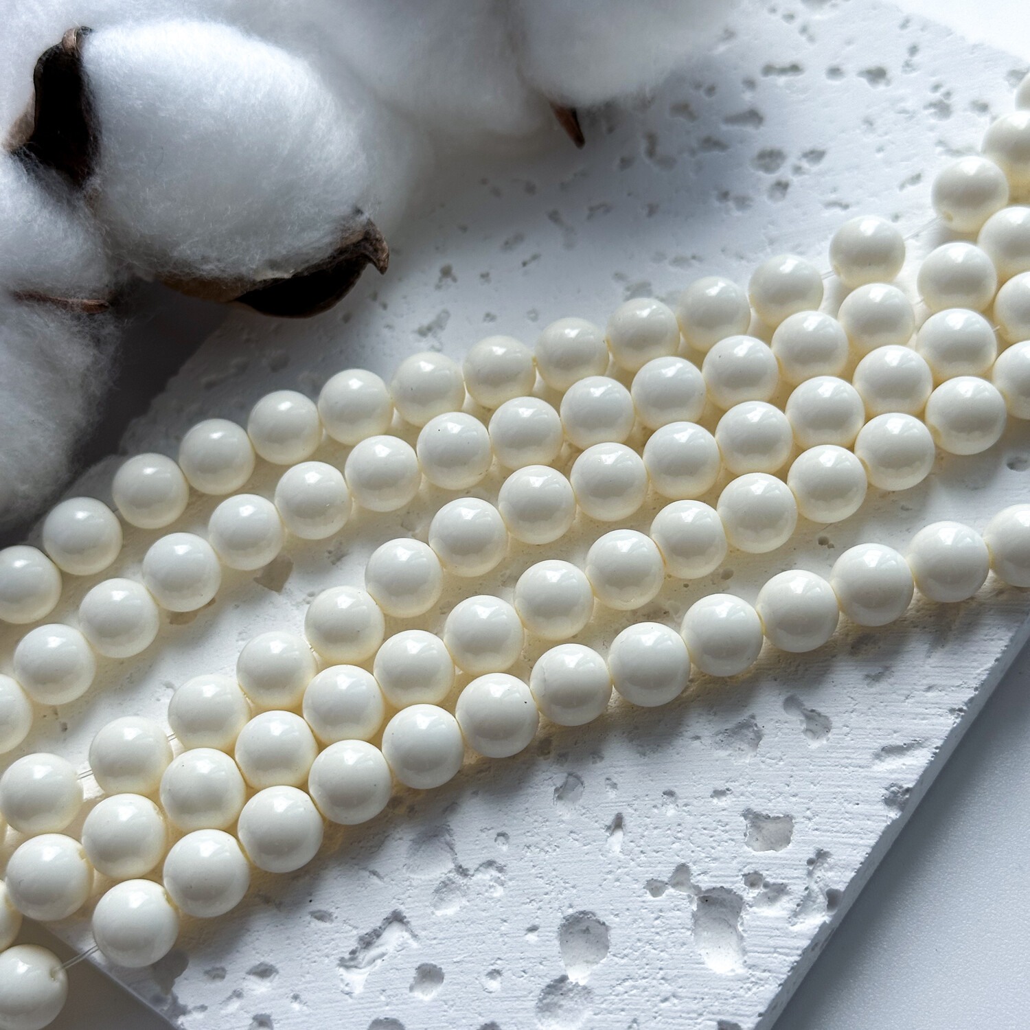 Бусины 8 мм стекло молочный