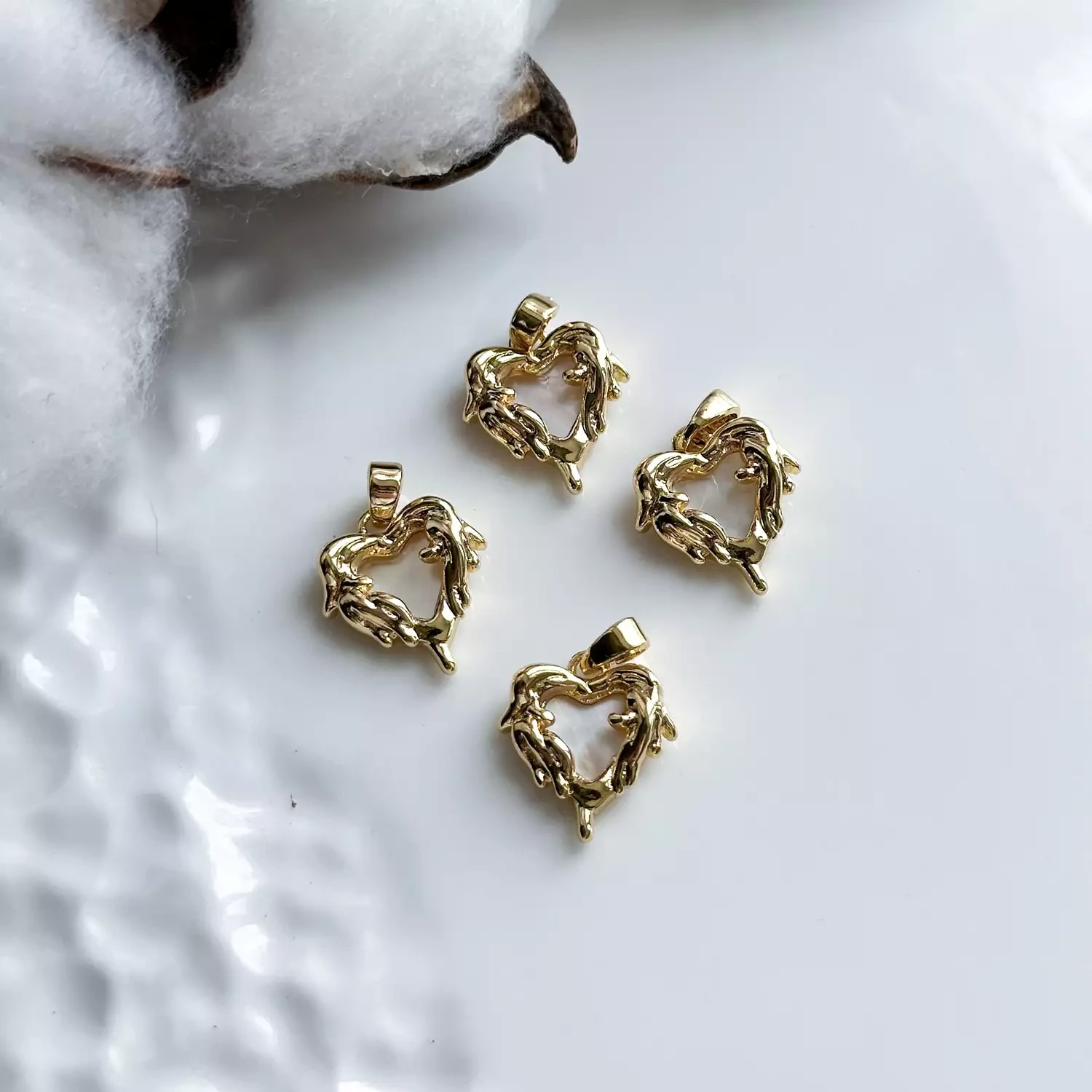 Подвеска Сердце с белым перламутром 13х19 мм позолота 14К