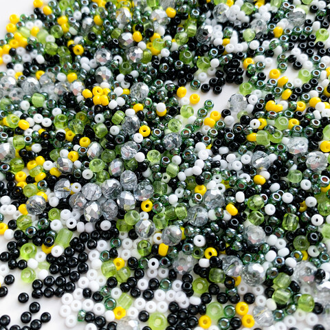 Бисер MIX чёрно-бело-зелёно-жёлтый Изящная бабочка (5 гр.)