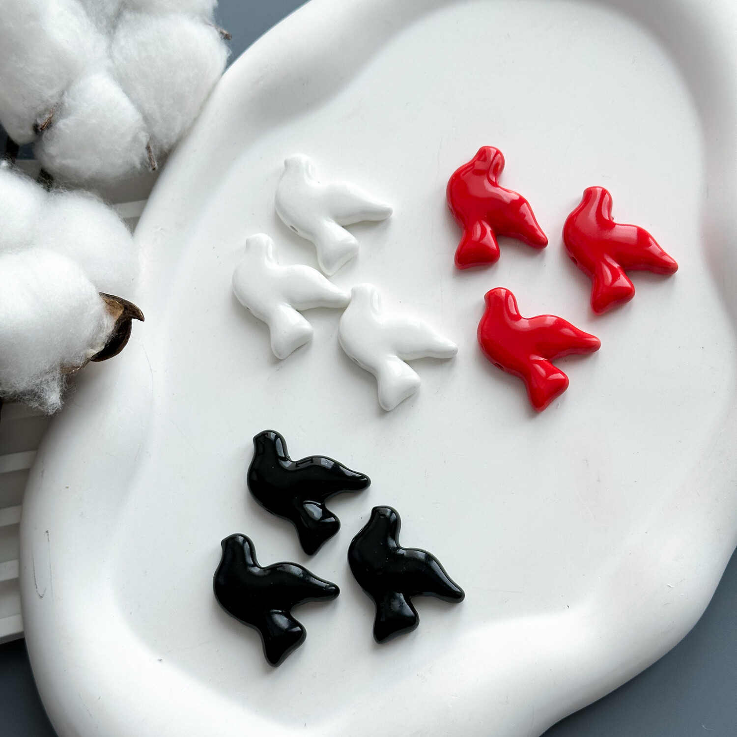 Бусина Голубь 28х22х6 мм керамика