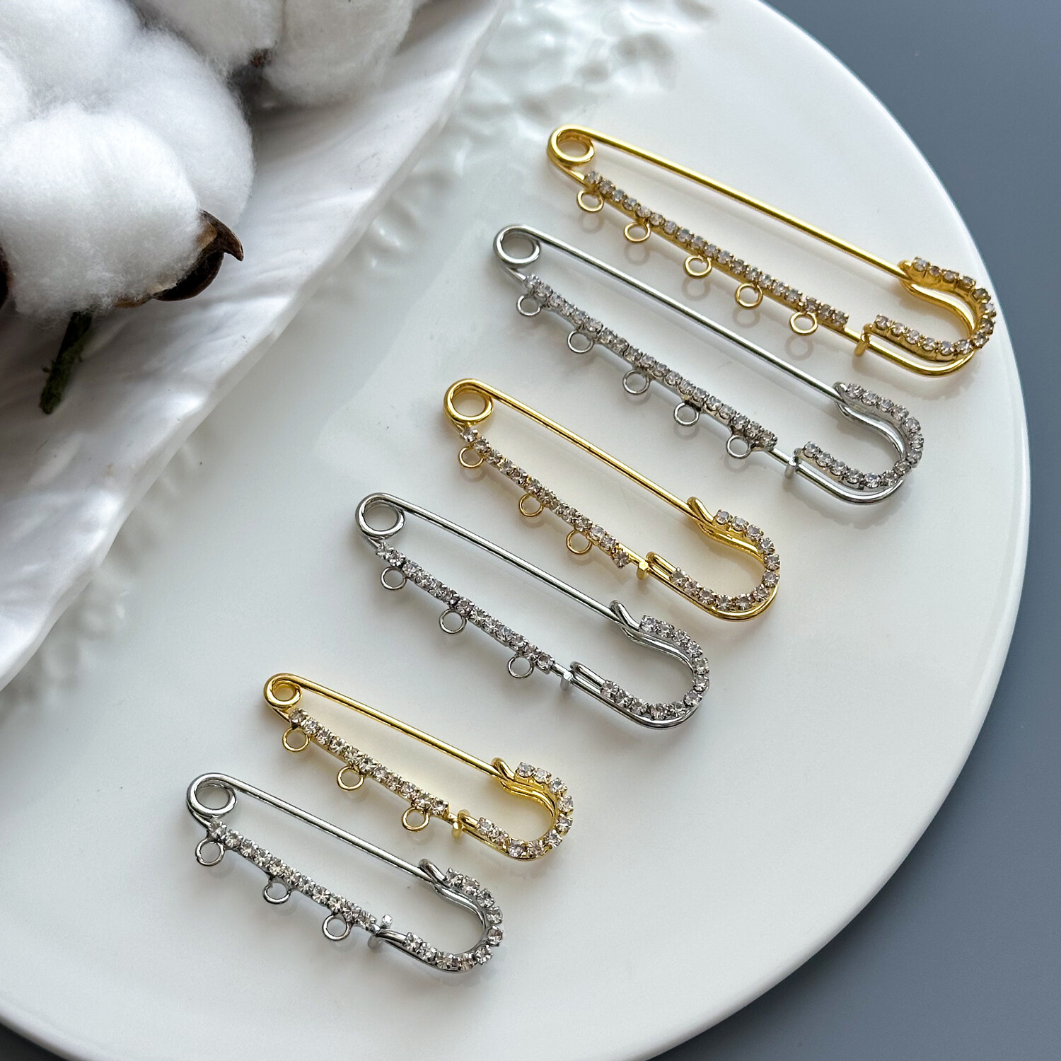 Булавка со стразами и петлями