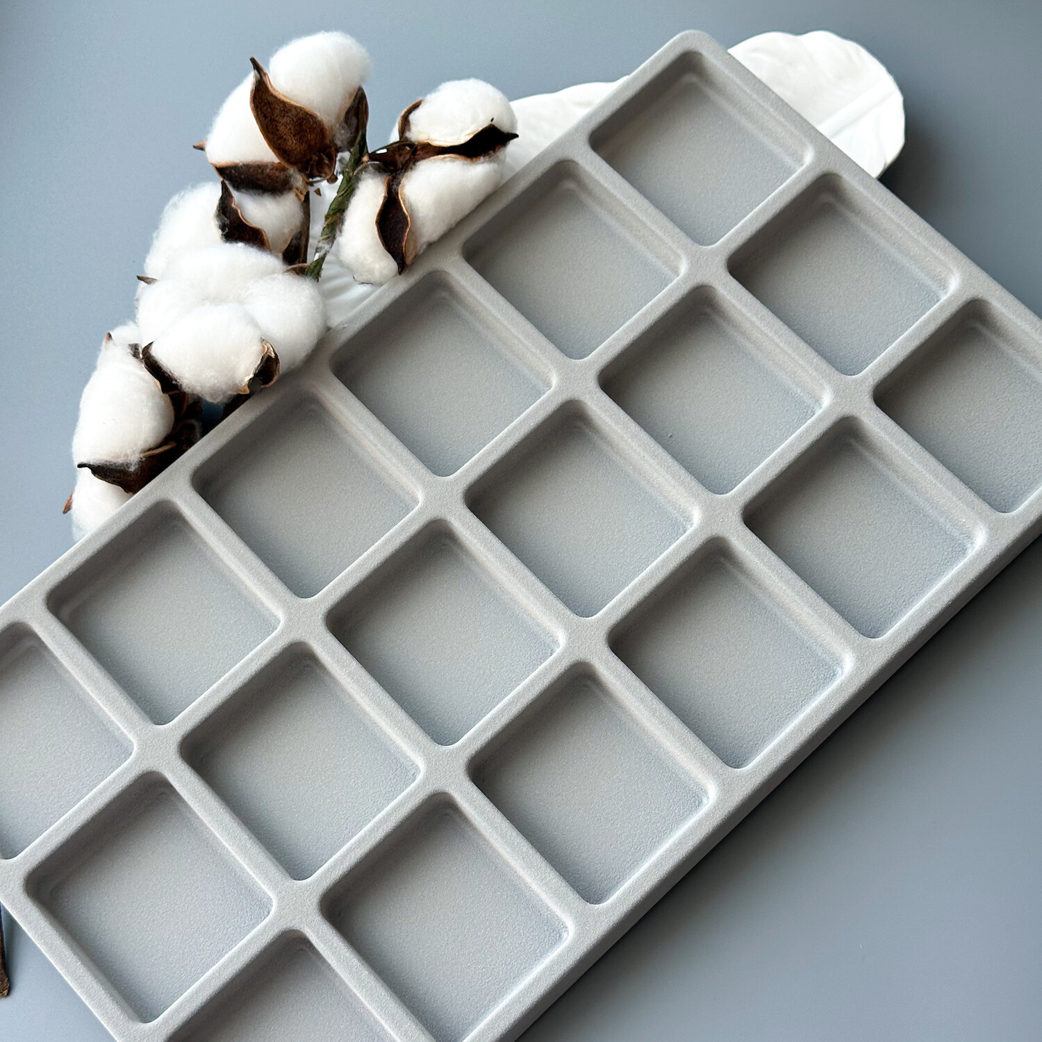 Лоток для хранения с 18 ячейками 35х20 см серый пластик/бархат