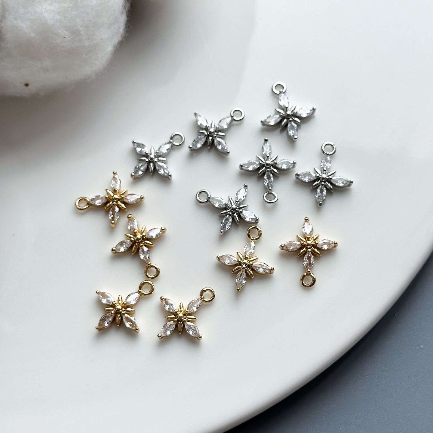 Подвеска Четырехлистник с цирконами 13х14 мм