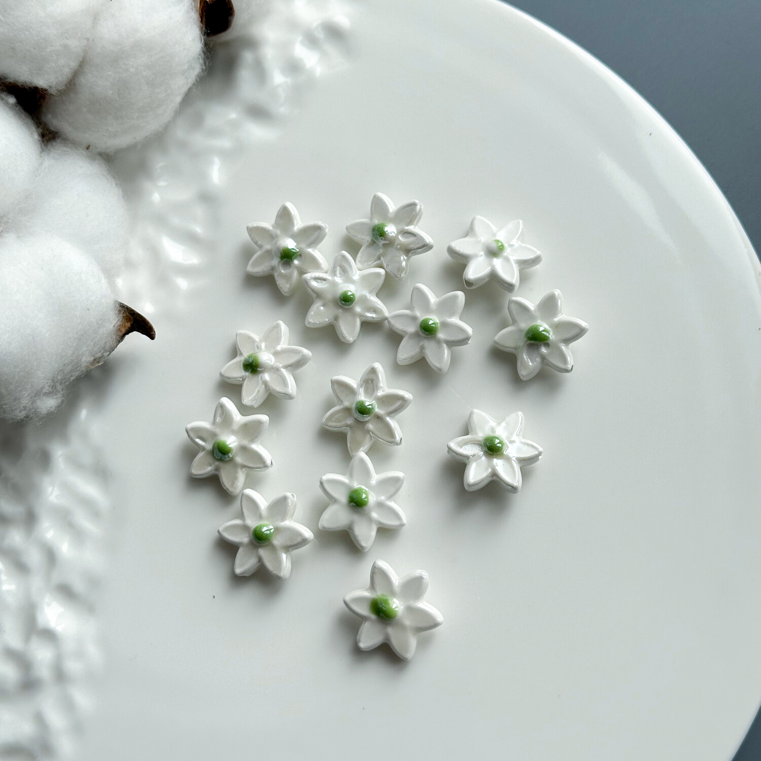 Бусина Цветок керамика 16х17 мм белый