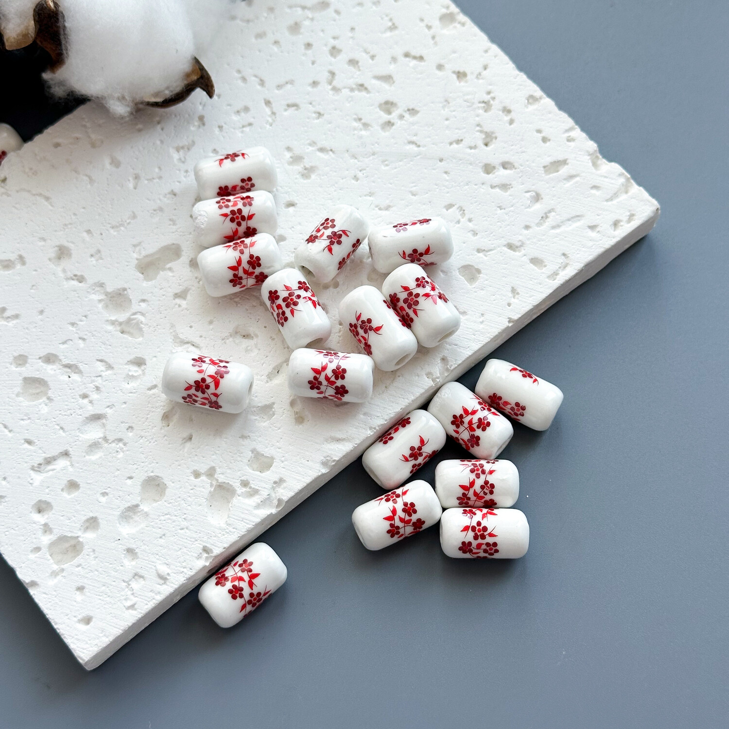 Бусина цилиндрическая с цветком керамика 10х17 мм красный (1 шт.)