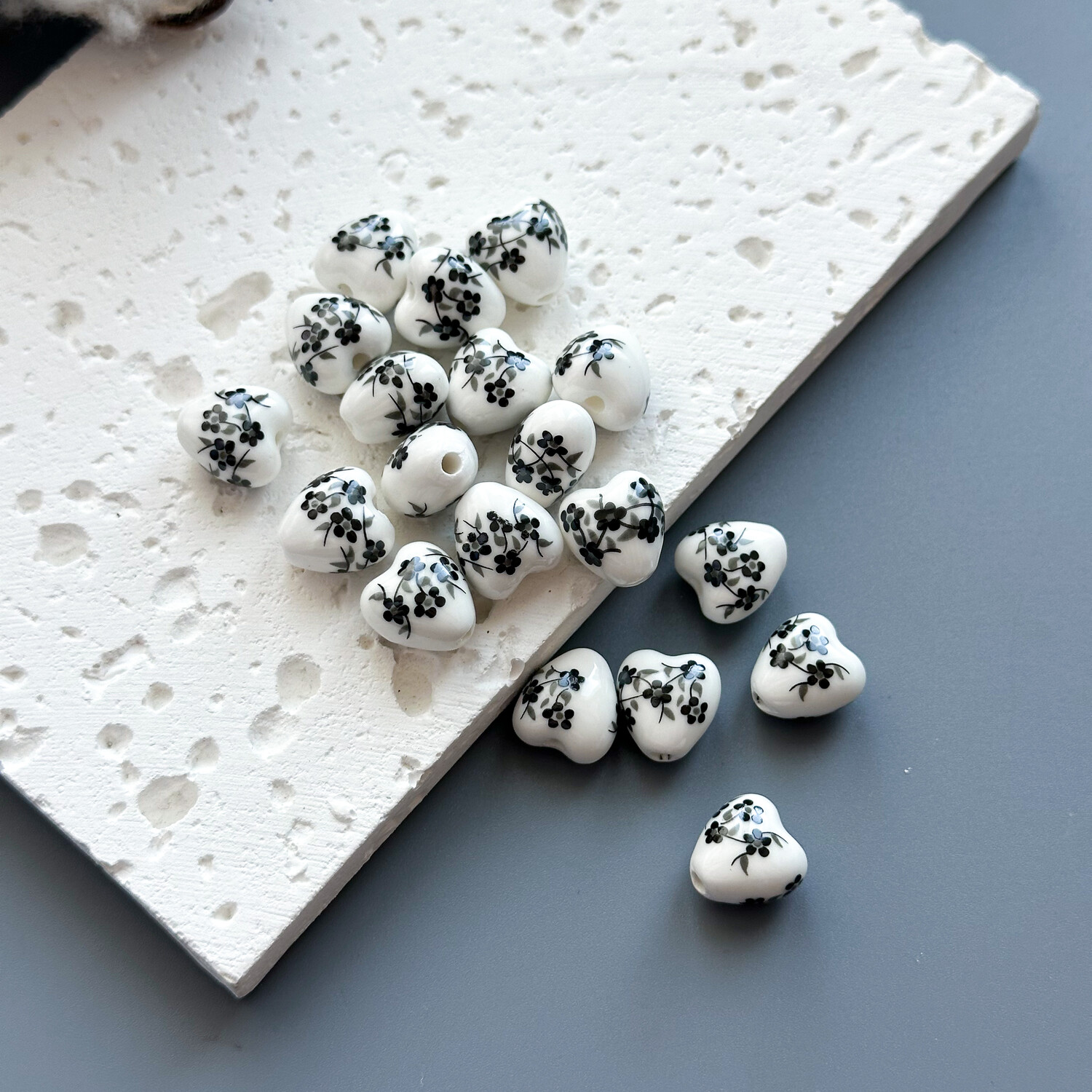 Бусина Сердце с цветком керамика 12 мм чёрный (1 шт.)