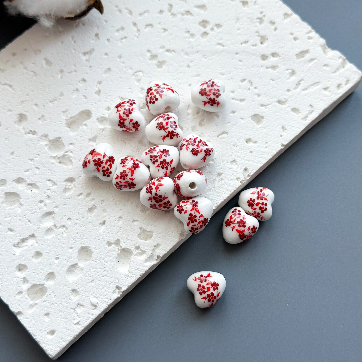 Бусина Сердце с цветком керамика 12 мм красный (1 шт.)