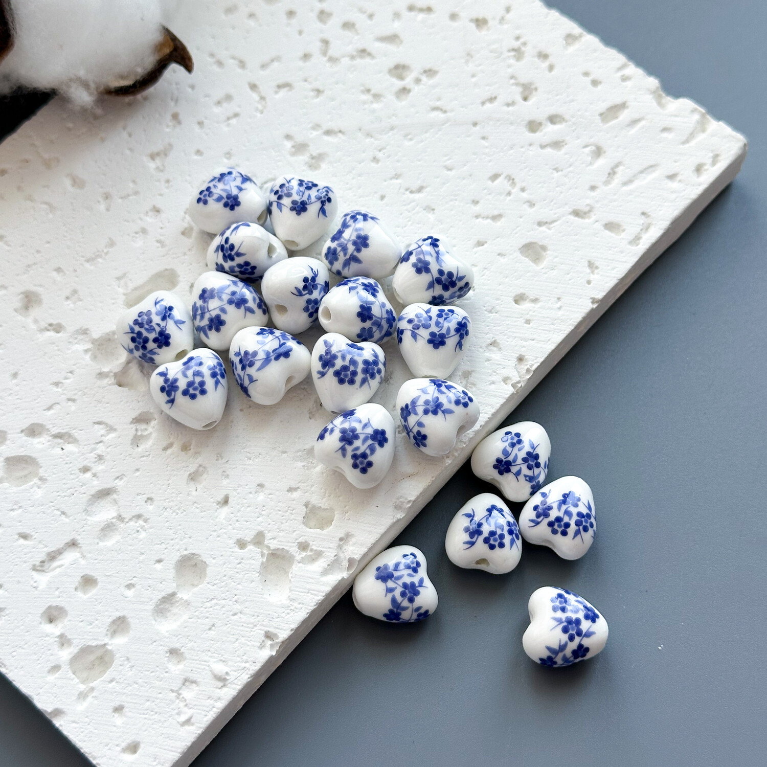 Бусина Сердце с цветком керамика 12 мм синий (1 шт.)